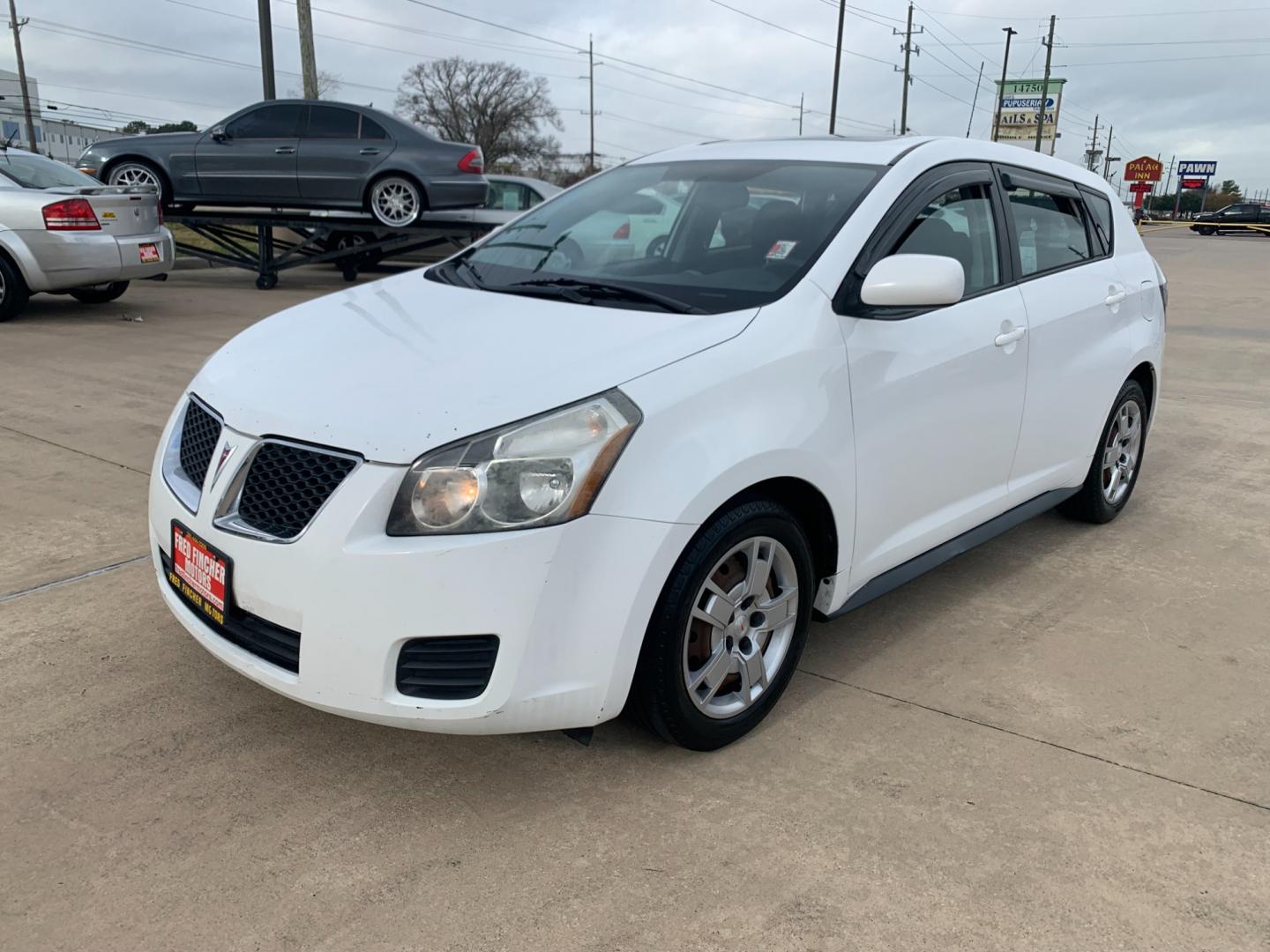 2009 white /black Pontiac Vibe 2.4L (5Y2SP67059Z) with an 2.4L L4 DOHC 16V engine, 4-Speed Automatic Overdrive transmission, located at 14700 Tomball Parkway 249, Houston, TX, 77086, (281) 444-2200, 29.928619, -95.504074 - Photo#2